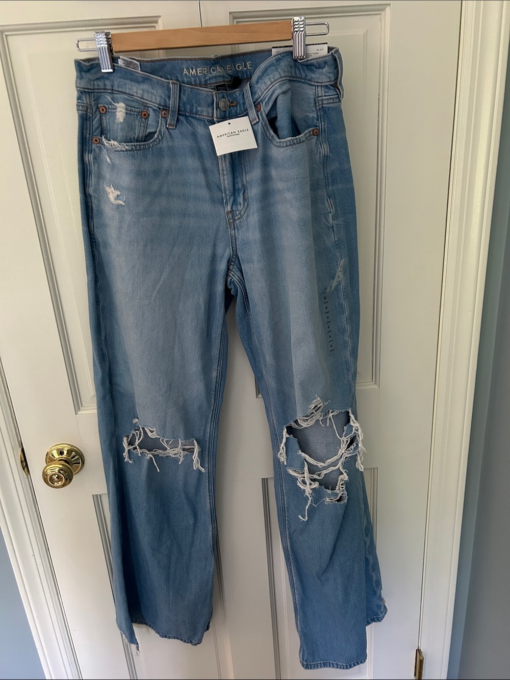 American Eagle Strigid New w Tags, Light Wash Distressed Jeans, sz 6 Long